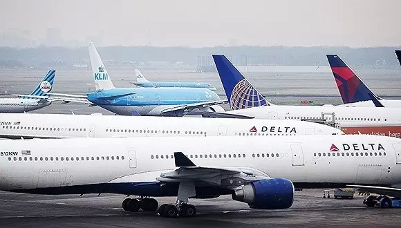 达美航空公司飞机资料图 12月14日,民航华东管理局就此事对美国达美航空公司实施了行政约见,严肃指出事件中美国达美航空公司安全管理方面存在问题,要求其认真吸取教训,严格遵守规章,深入分析安全隐患,规范运行手册,加强飞行员培训工作,建立有效信息报送渠道,确保在中国的运行安全,回应社会关切。美国达美航空公司对相关情况进行了说明,并将整理相关情况形成正式报告提交给民航华东局。 下一步,华东局将结合此事件对美国达美航空公司进行安全评估,对在辖区运行的外国航空公司发布安全通告,提出具体要求。 上海虹桥机场两东航飞