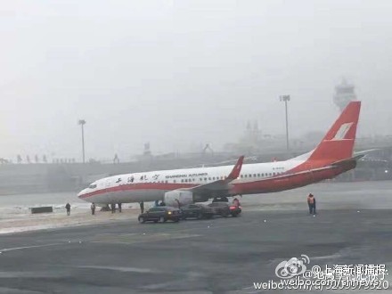 上海航空飞机滑行时 前轮滑出跑道