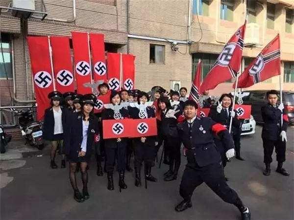丢脸！学生举纳粹旗参加校庆 台湾“教育部长”道歉
