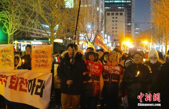 韩民众第八次烛光集会吁朴槿惠下台 与其支持者冲突