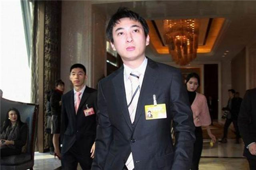 看完董明珠儿子再去看王健林儿子 完全是不同的画风_河南频道_凤凰网