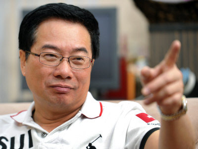 蔡英文遭广告牌砸头 蔡正元讽刺:举头三尺有神明