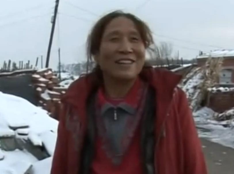 雪天车祸丧子后 72岁老人铲雪17年(图)_广州频