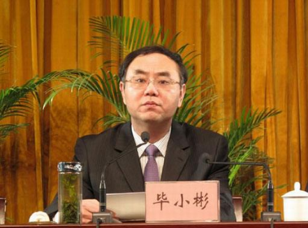 毕小彬与代表委员们一起审议讨论《政府工作报告》
