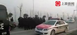 陕西两地警方持枪对峙视频曝光 现场鸣枪三声