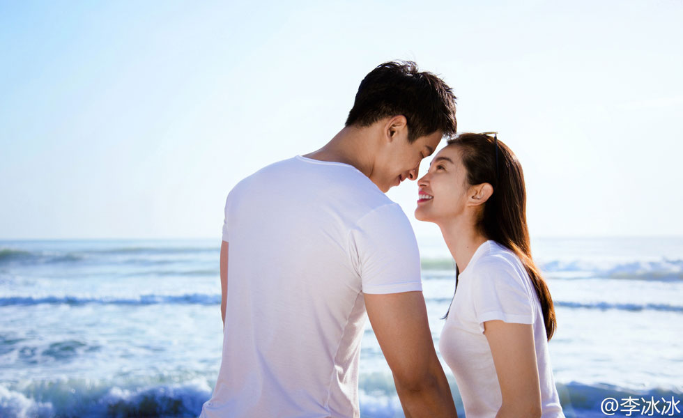 终于脱单了!李冰冰晒与男友亲密照正式公开恋情