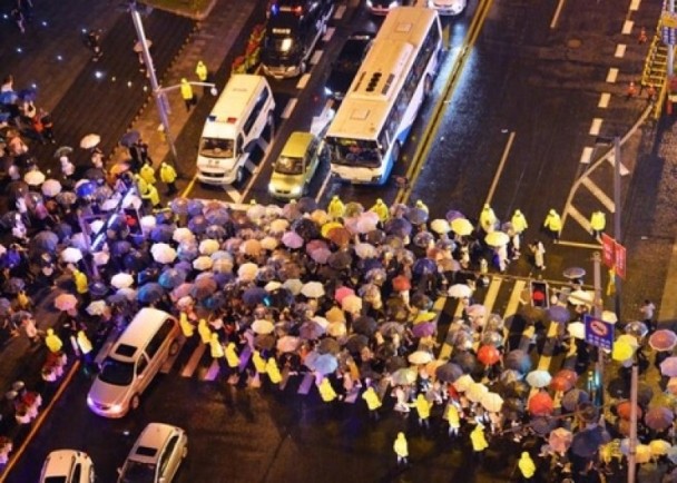 上海出动4000武警上街维安 街头这景象…(组图)