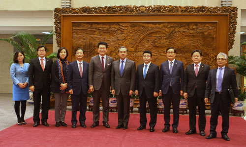 王毅会见韩国共同民主党国会议员代表团