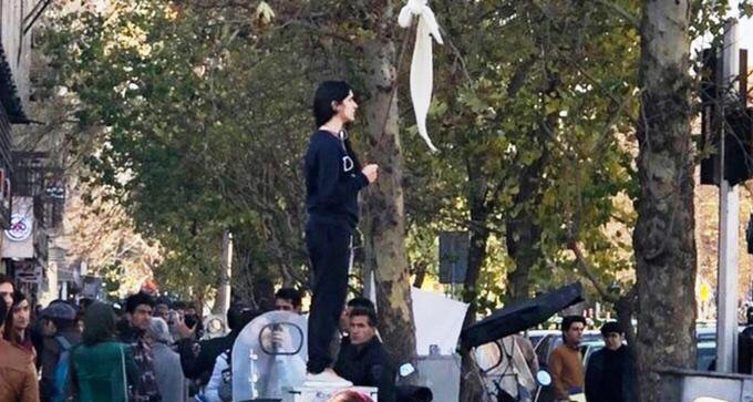 伊朗多地暴乱，成另一场伊斯兰革命征兆？背后是…