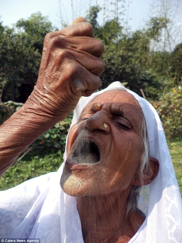 78岁老人63年来每天吃下4斤沙 称其为长寿秘诀
