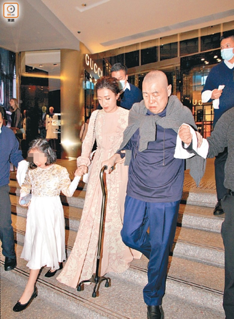 刘銮雄偕甘比女儿出行保镖开道(图)