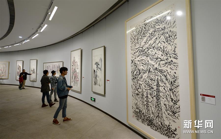 10月15日,观众在陕西省美术博物馆观看雕塑展品.