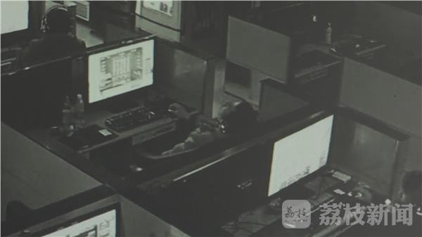 男子上网18小时猝死 网吧巡查员发现时人已经身体僵硬
