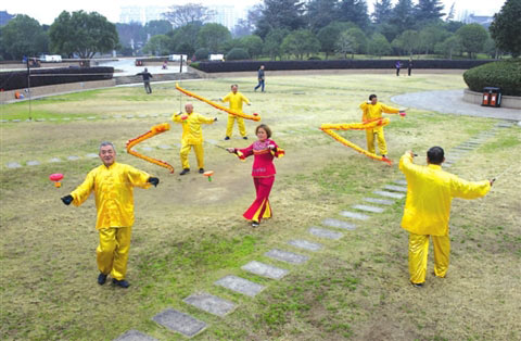 花式空竹团体表演。