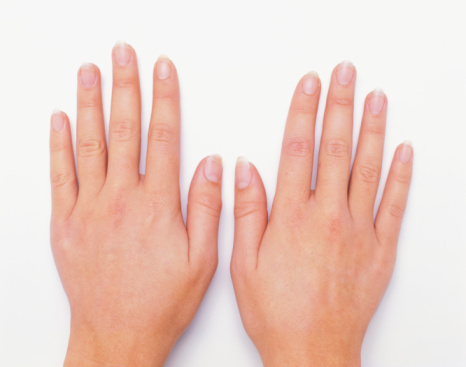 指甲上出现这7症状是大病预兆 黑色斑点可能是癌症