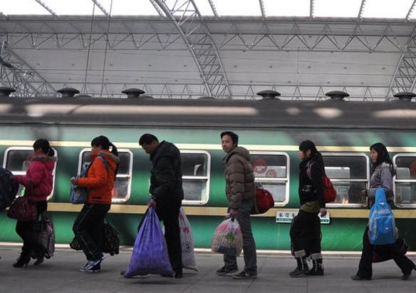 女子携儿北京寻夫 夫妻见面争吵欲在火车站弃子