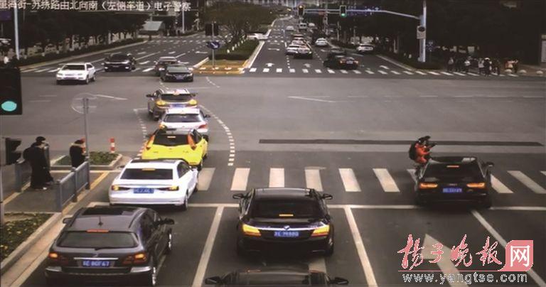 中学生过马路手拉手闯红灯 3人均被撞飞(图)-学