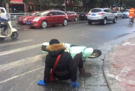 郑州市政洒水结冰致多人摔倒 官方致歉