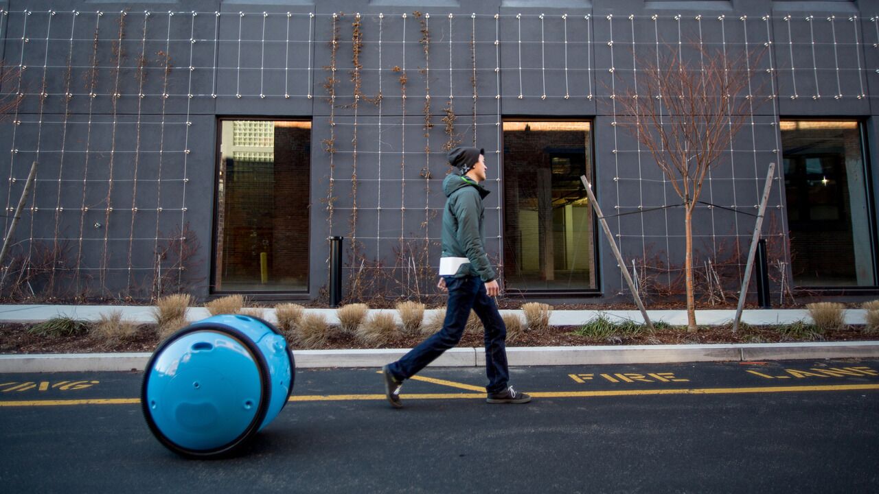意大利推出行李箱机器人 能跟着主人去逛街(图