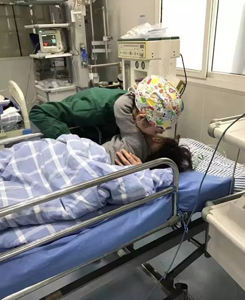 九江3岁女孩手术哭闹要抱抱 护士假装 妈妈 抱