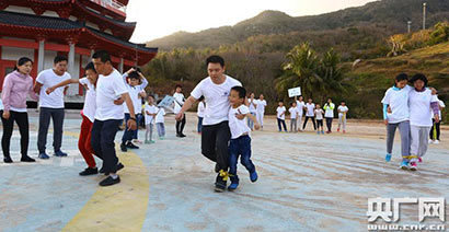 三亚南山寺亲子禅修营圆满 60名家长与孩子放飞和平鸽