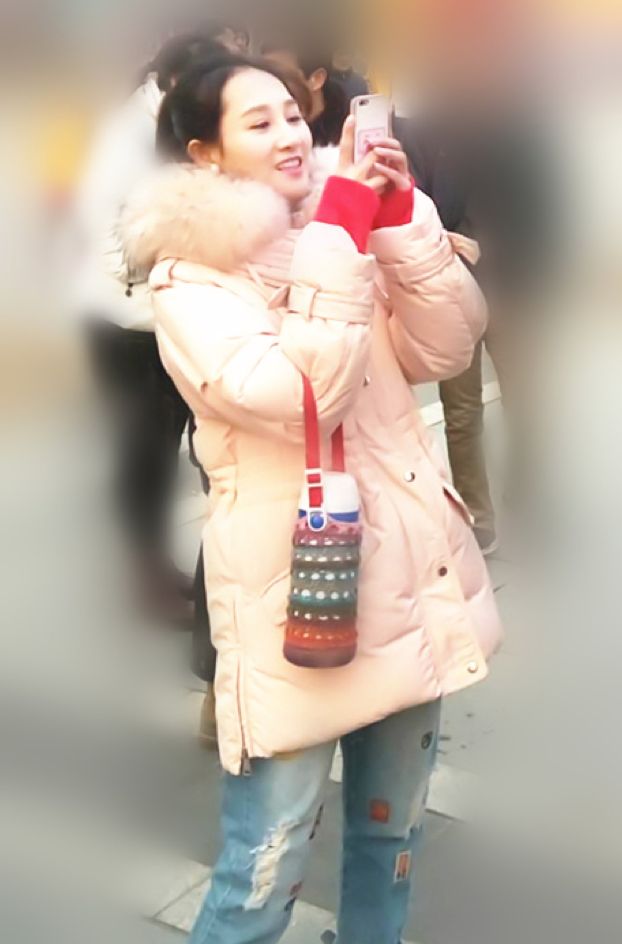 任晗陪父母北京过新年素颜清秀怡人|宋体| 新宋