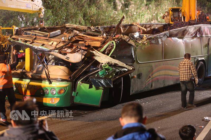 台旅游车翻车致32死：车顶车身分离 乘客被抛出车外