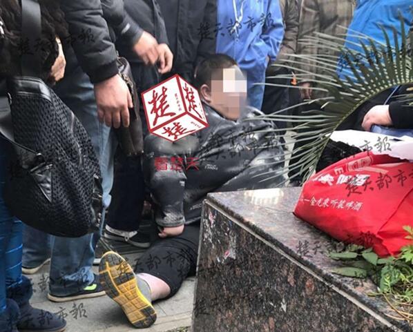 440斤重男子摔倒 20人努力2小时没扶起(组图)