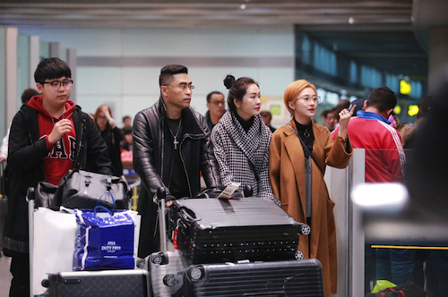 陈冰和家人国外度假归来 机场与妈妈手牵手形同姐妹|弟弟| 归来_凤凰音乐