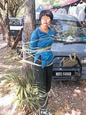 内地一女子在马来西亚行骗 被当地居民围捕绑树上