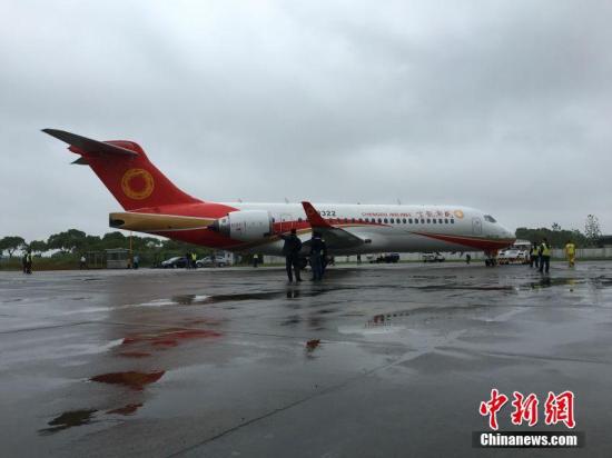 中国自主研发ARJ21飞机首次在青藏高原试飞成功