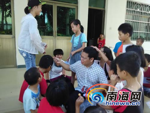 海大教师赵红亮11年助学不断 欲策划更多公益活动