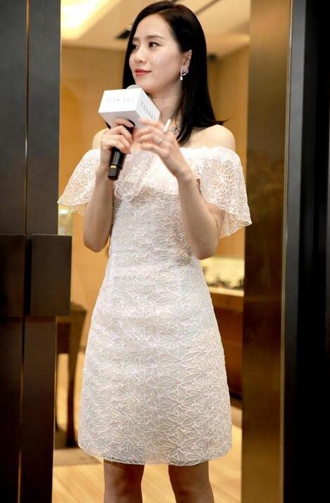 好美！刘诗诗穿白裙露香肩大秀迷人身材