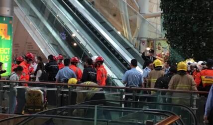 香港一商场扶梯突然急停 17人跌倒受伤