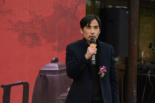 苏州美术家协会副主席卢卫星先生致辞，并宣布“中国书画名家•陶艺家跨界交流作品全国巡展（苏州）”开幕