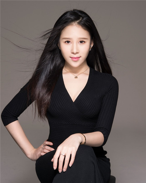 演员李雨芯清纯亮相中国国际时装周