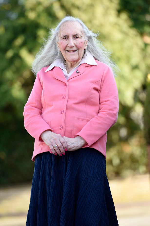 英国：90岁高龄二战老兵决定变性做女人
