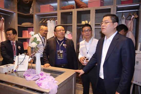 新潮意式与轻奢品调 伊恋家居首秀惊艳定制家居(图10)