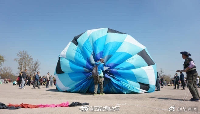 西安：直径30米超级风筝震撼起飞 需10名男子抬走