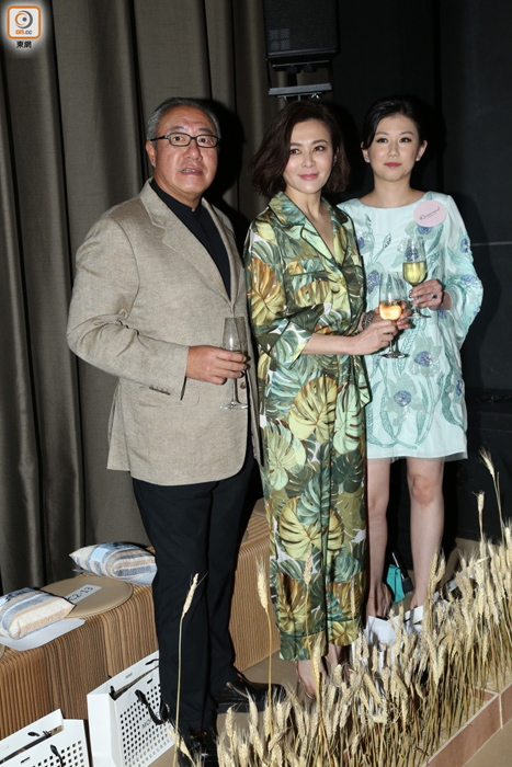 据东网报道,大美人关之琳现身某时装秀,与富商旧爱马清伟与现任女友