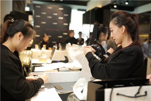 LES HOMMES入驻北京太古里 硬朗风范与军装阵营强势来袭