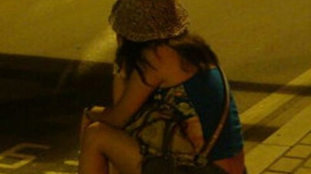 南京:90后女孩KTV借宿 包房内产下一子