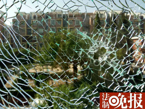 《人民》燕郊外景地业主家中惊现弹孔 警方调查