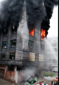 广东汕头一内衣厂起火火势猛烈，有人跳楼求生受伤