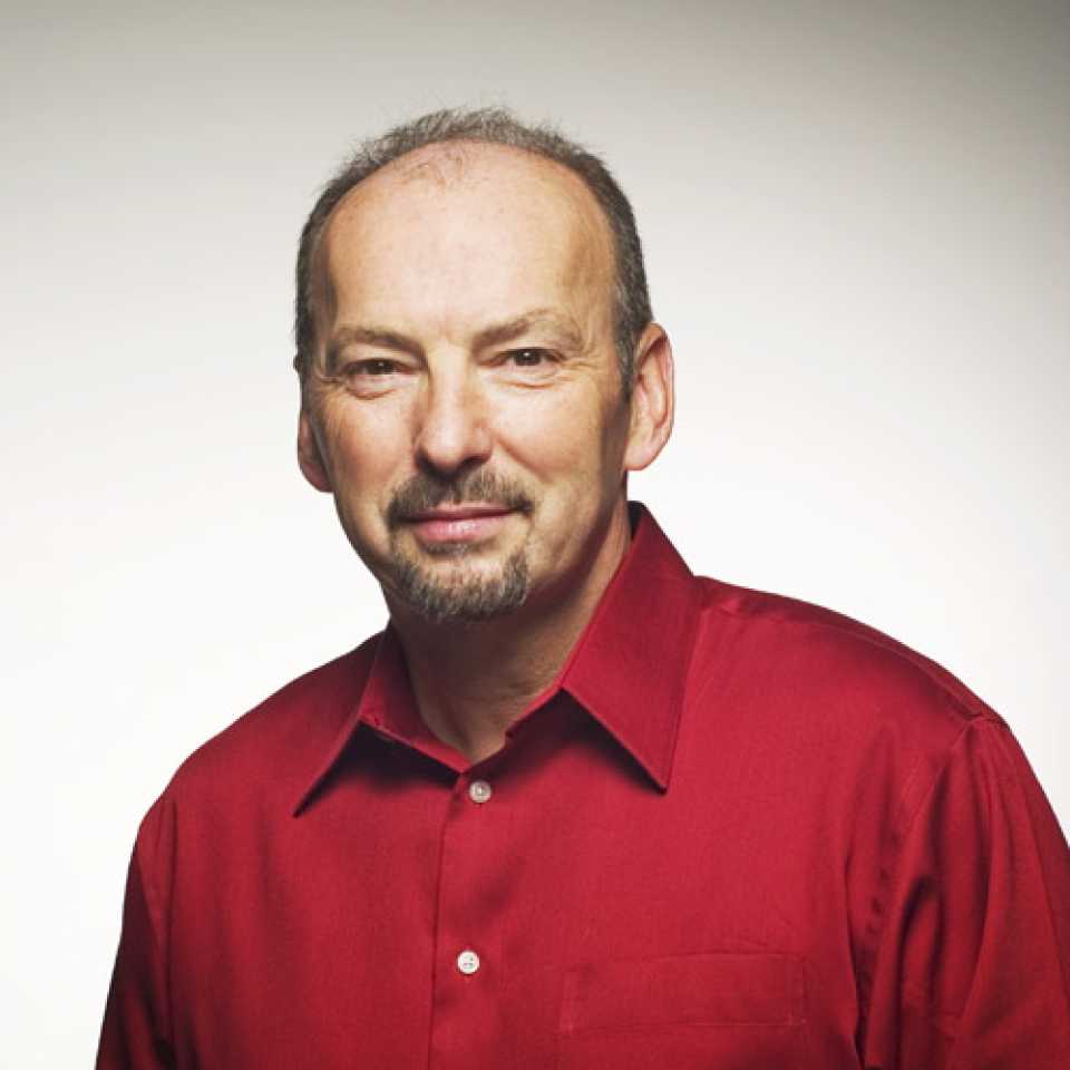 ea sports总负责人,游戏产业里的杰出人物   英国人peter moore(彼得&