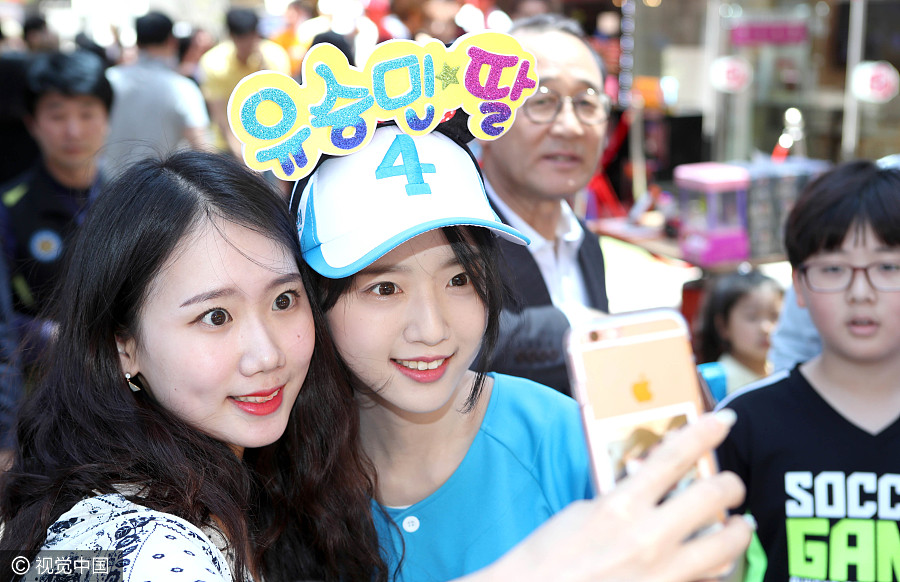 韩国&quot;伊万卡&quot;助父亲大选人气高 民众争相合影(图)