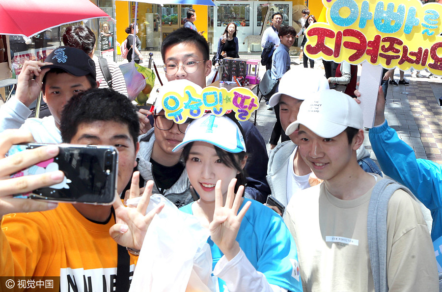 韩国&quot;伊万卡&quot;助父亲大选人气高 民众争相合影(图)