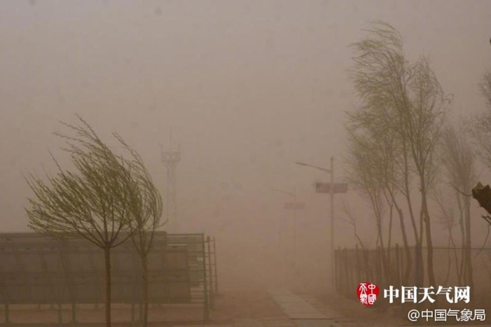 内蒙古多地现扬沙天气 局地现特强沙尘暴