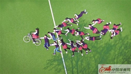 解放路小学6年级10班同学用"无人机"拍创意毕业照