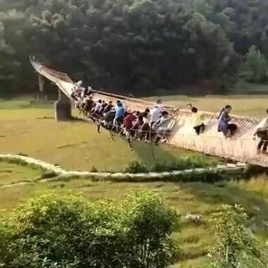 江西一景区因游客过多致晃桥倾斜 20多名游客险坠桥